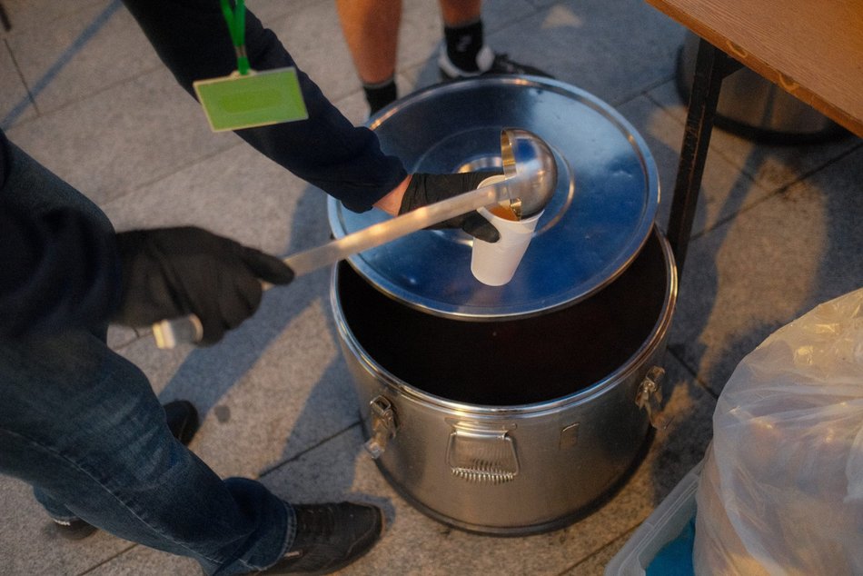 Łódź. Namiot Pełen Wsparcia w pasażu Schillera w Łodzi. Specjaliści pomogą potrzebującym