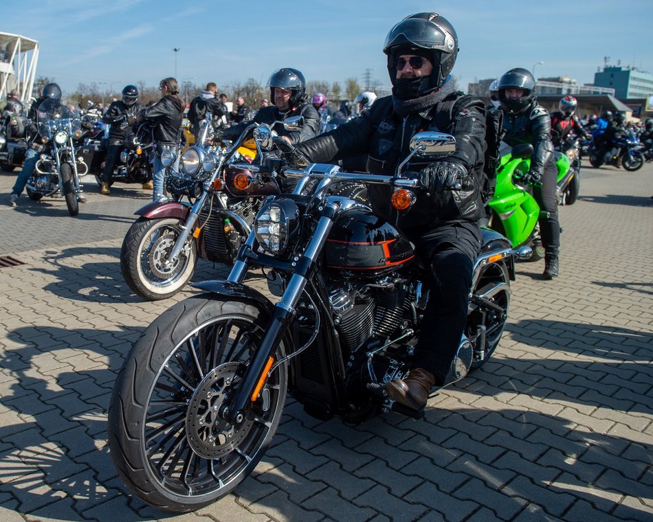 Parada motocyklistów przejechała ulicami Łodzi. Sezon rozpoczęty! Byłeś?