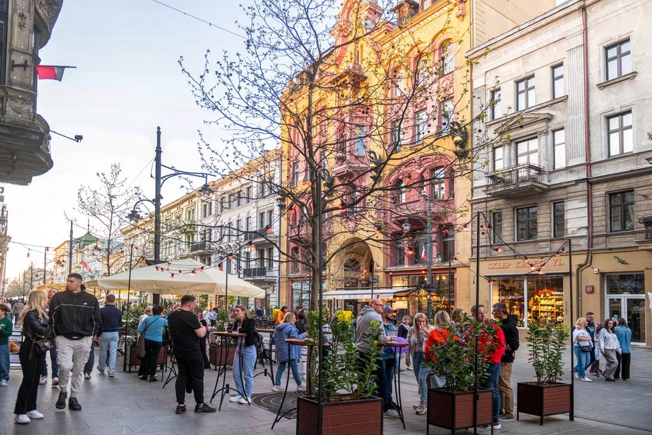 Łódź. Majówka na Piotrkowskiej w Łodzi. Tłumy spacerowiczów od rana do wieczora!