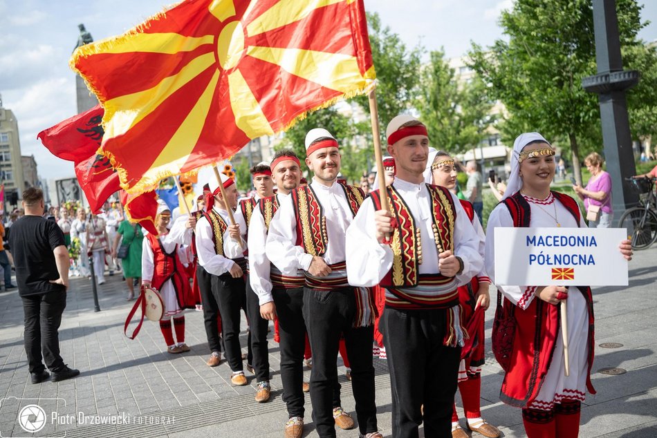 Feria barw przy Piotrkowskiej. Kolorowy pochód rozpoczął 15. edycję Folkowych Inspiracji