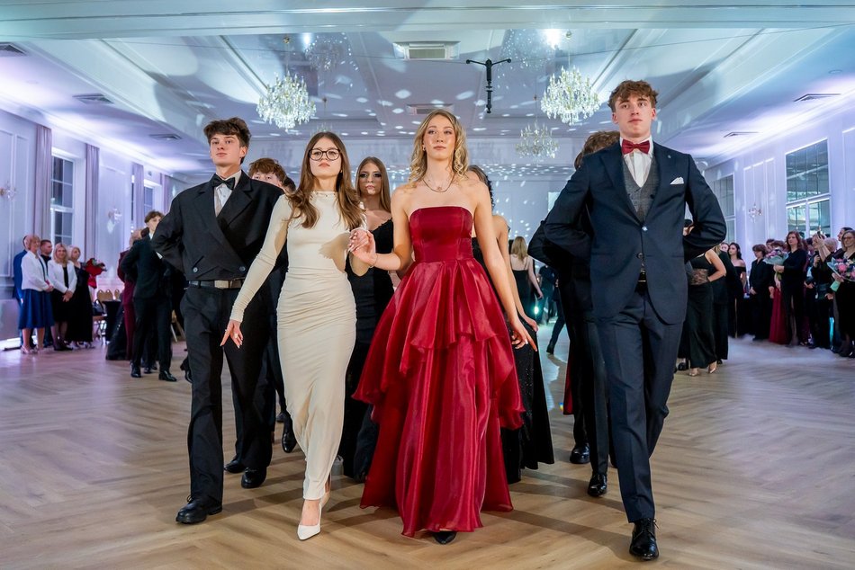 Łódź. Studniówka IV LO w Łodzi. Kreacje, które zapierały dech i radość na twarzach młodzieży