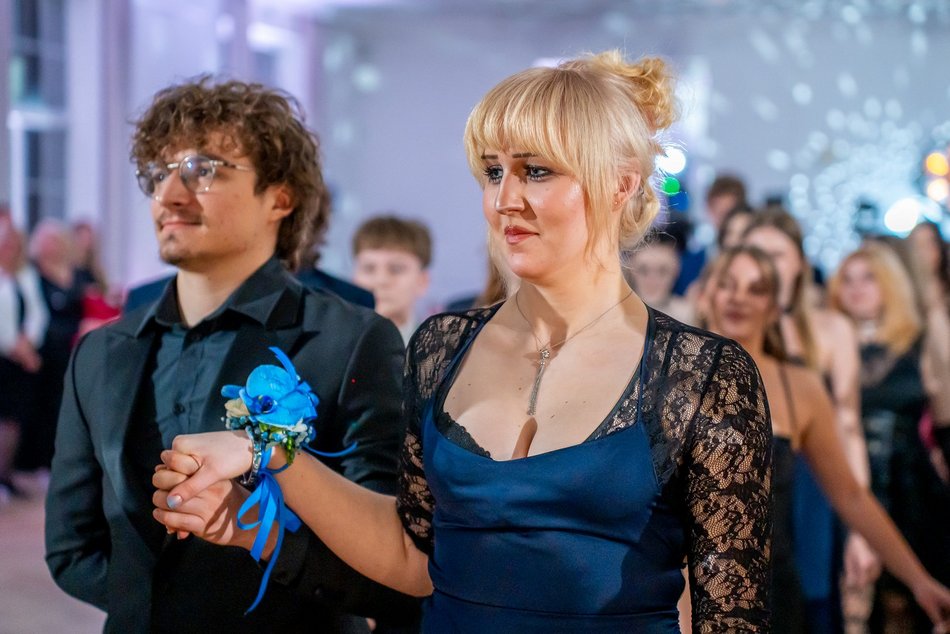 Łódź. Studniówka IV LO w Łodzi. Kreacje, które zapierały dech i radość na twarzach młodzieży