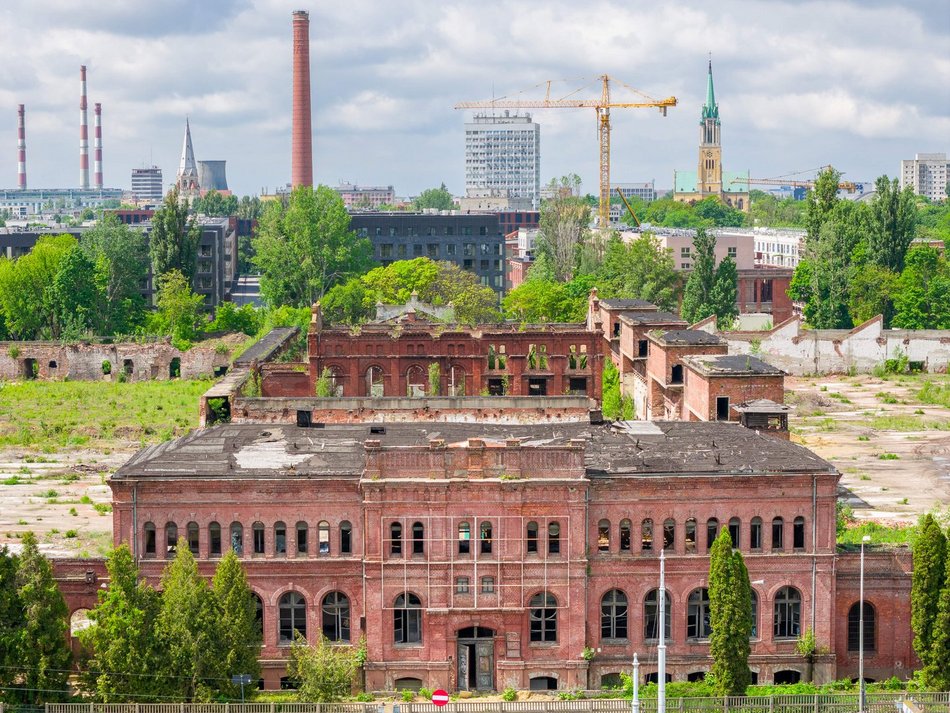 Łódź. Słynna fabryka Uniontex w Łodzi w trakcie remontu. Odwiedził ją Jan Paweł II
