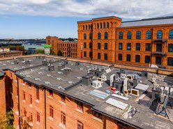 Montują fotowoltaikę na famułach przy Ogrodowej w Łodzi