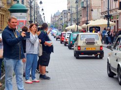 Parada Maluchów w Łodzi 2023. Kolorowe auta przejechały ulicami centrum