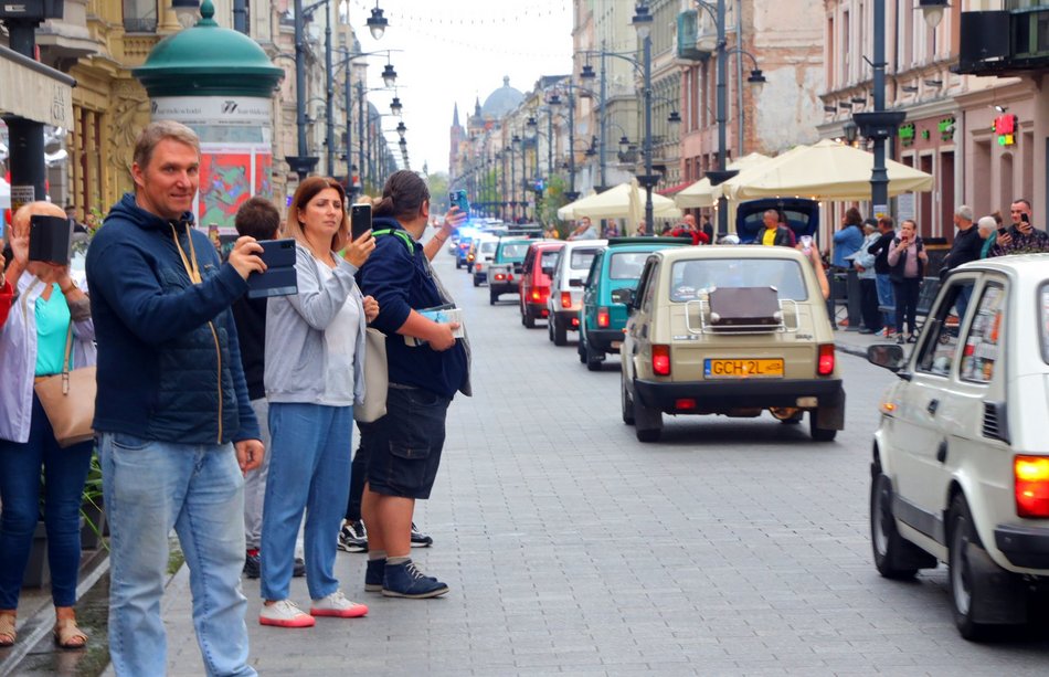 Parada Maluchów w Łodzi 2023. Kolorowe auta przejechały ulicami centrum