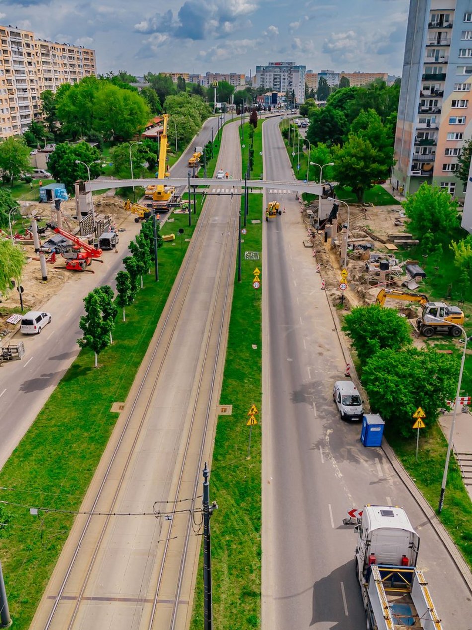 Łódź. Budowa kładek na Wyszyńskiego. Nad ulicą widać już całe konstrukcje
