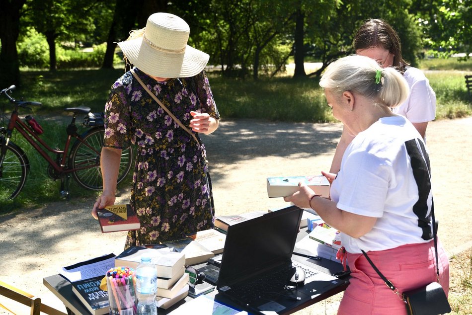 Łódź. Biblioteka w plenerze. Wyjątkowy cykl rozpoczęty w parku Staromiejskim w Łodzi