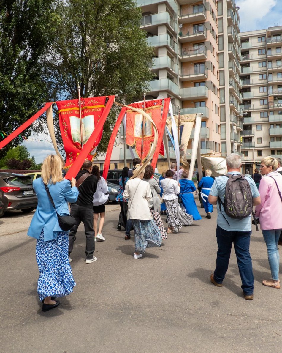 Łódź. Procesja Bożego Ciała na Widzewie w Łodzi. Wierni przeszli ulicami miasta
