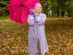 staruszka na tle natury