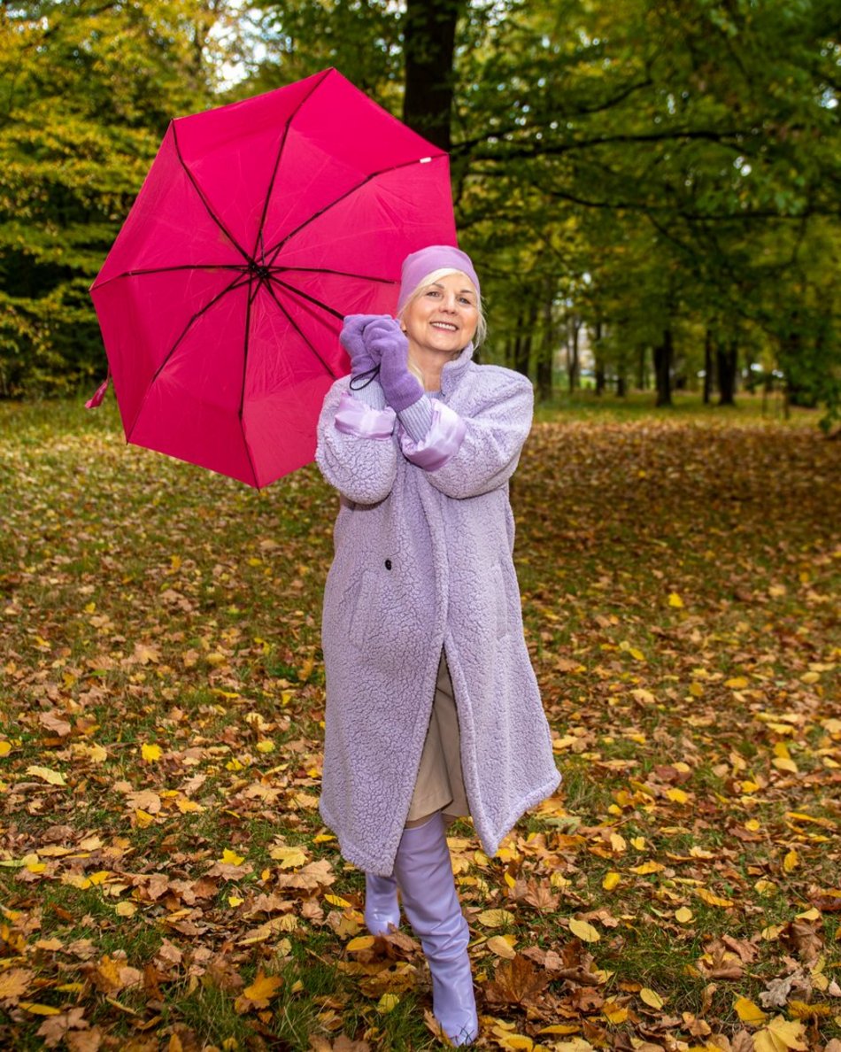 staruszka na tle natury