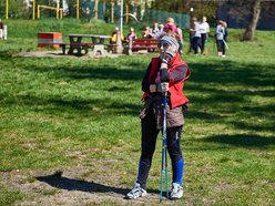 seniorzy ćwiczą z kijkami nordic walking