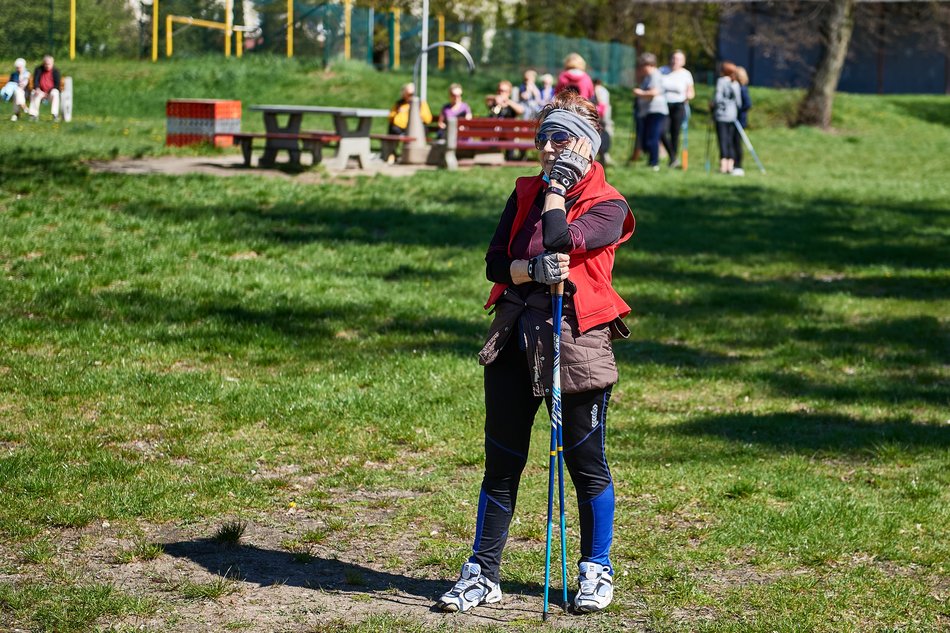 seniorzy ćwiczą z kijkami nordic walking