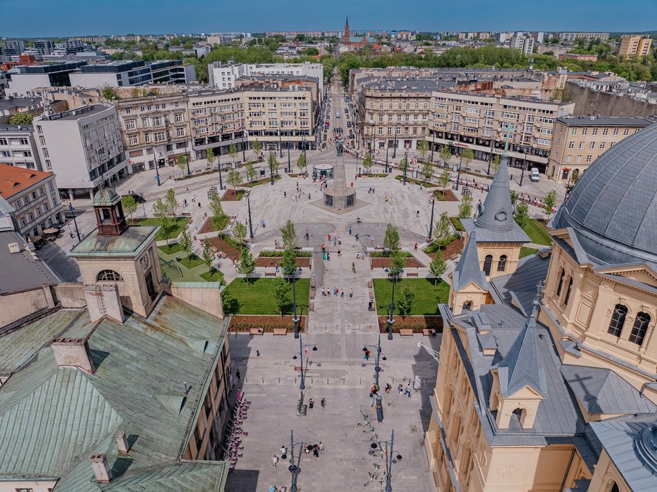 Parada z flagą Polski w Łodzi