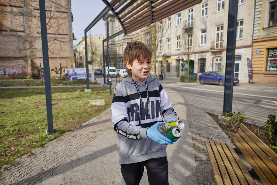 Uczniowie Szkoły Podstawowej nr 70 sprzątają Łódź