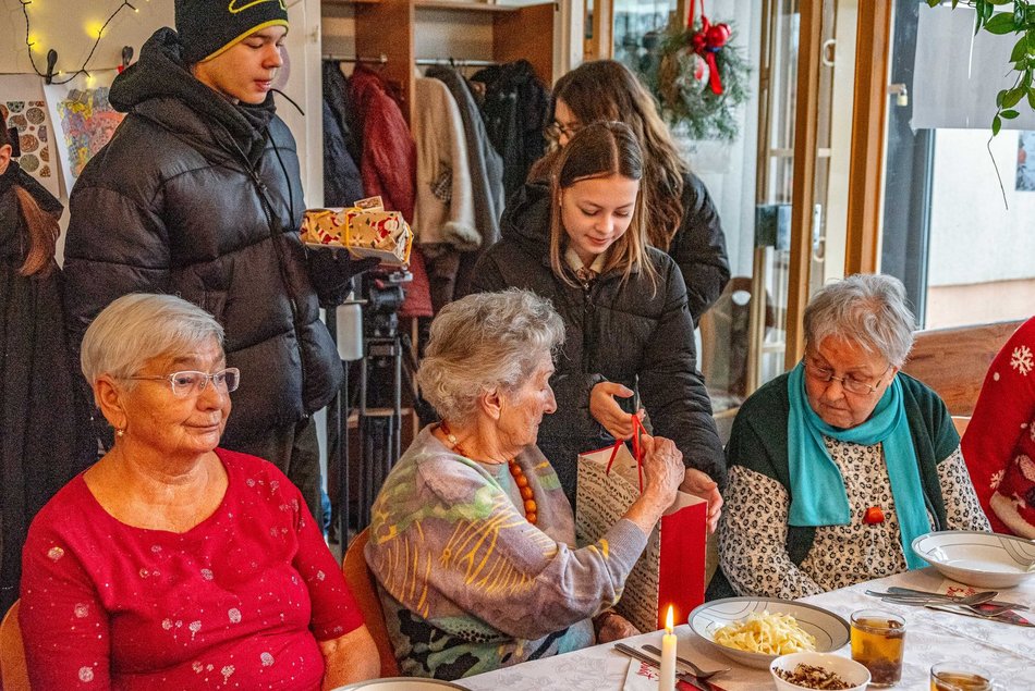 Seniorzy z Domów Dziennego Pobytu w Łodzi obdarowani przez harcerzy!