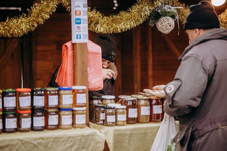 Łódź. Jarmark Bożonarodzeniowy na placu Wolności w Łodzi stoiska, kramy