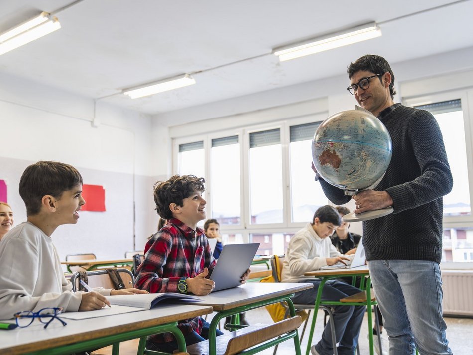 Łódź. Nauczyciel geografii z uczniami