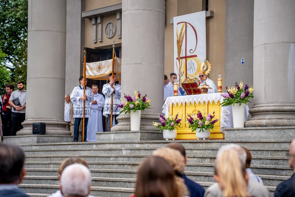 Łódź. Boże Ciało w Łodzi. Procesja z kościoła Matki Boskiej Zwycięskiej przeszła ulicami miasta