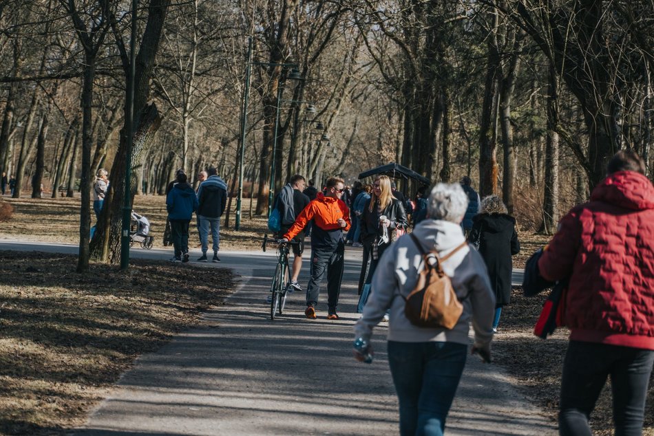 Łódź. Dobra pogoda w Łodzi sprzyja spacerowaniu! Tłumy w Parku na Zdrowiu w Łodzi