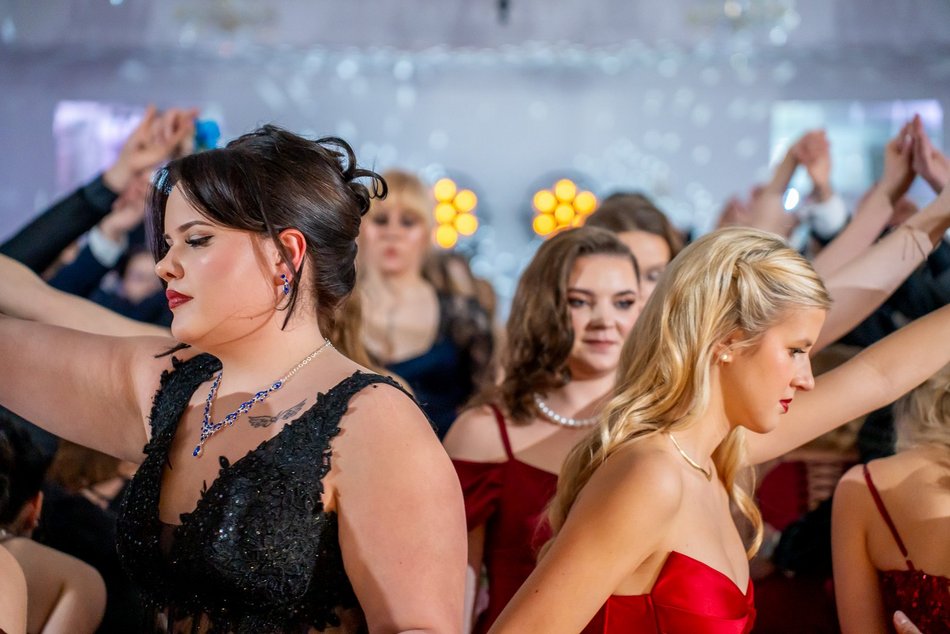 Łódź. Studniówka IV LO w Łodzi. Kreacje, które zapierały dech i radość na twarzach młodzieży