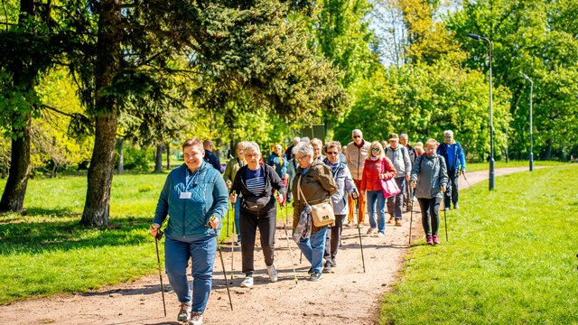 Скандинавська ходьба для пенсіонерів. Сходіть на прогулянку, а потім розважтеся на інтеграційній зустрічі 