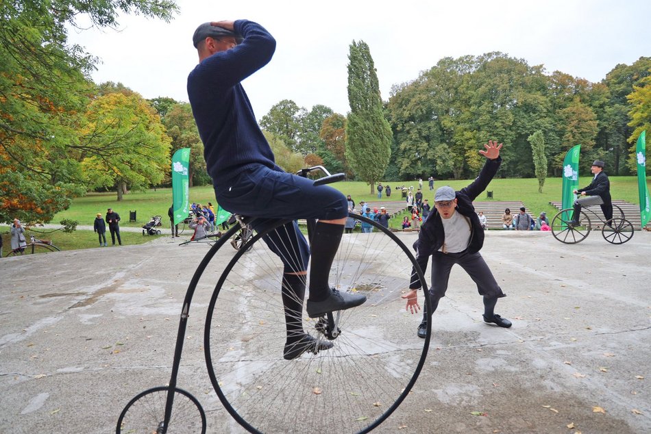 Pokaz rowerowy w parku Julianowskim