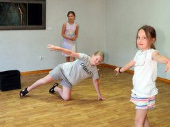 Dzieci bawiące się na zajęciach w ramach półkolonii w Łodzi