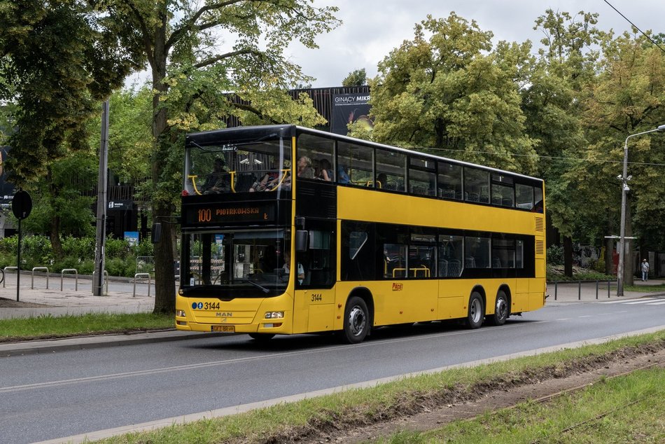 Piętrowy, żółty autobus na ulicach Łodzi