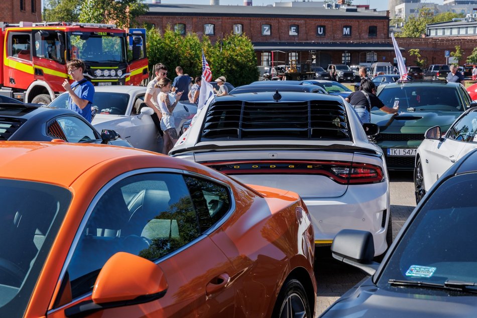 Łódź. Zlot amerykańskich samochodów w Łodzi. Prawdziwe perły motoryzacji