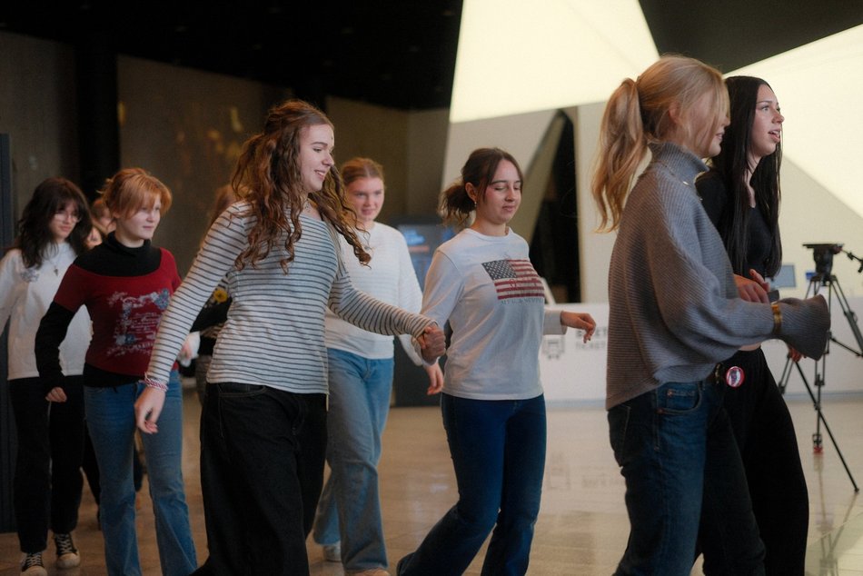 Łódź. Licealiści z Łodzi zatańczyli Belgijkę! Wielkie świętowanie Międzynarodowego Dnia Licealisty