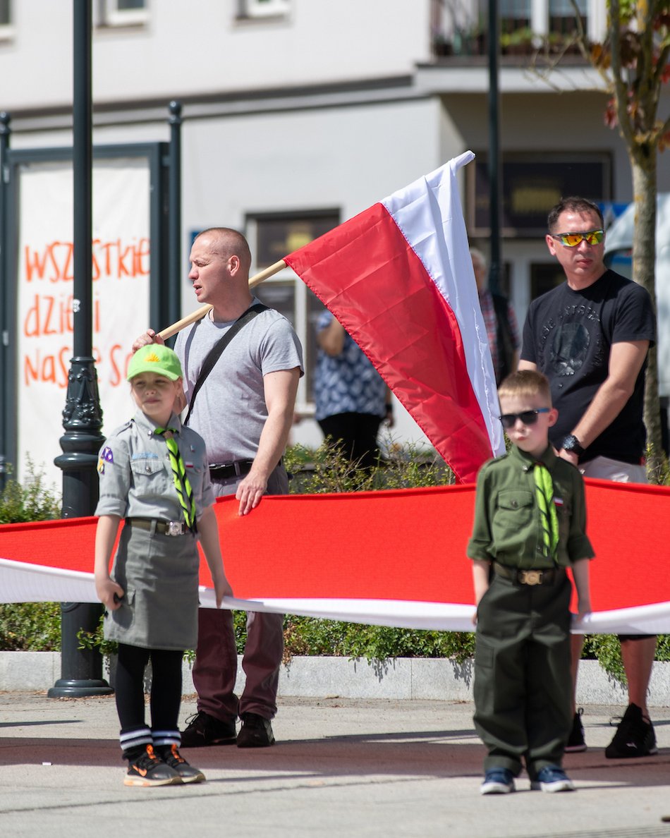 Łódź biało-czerwona. Ulicami miasta przeszedł marsz z okazji Dnia Flagi Rzeczypospolitej Polskiej