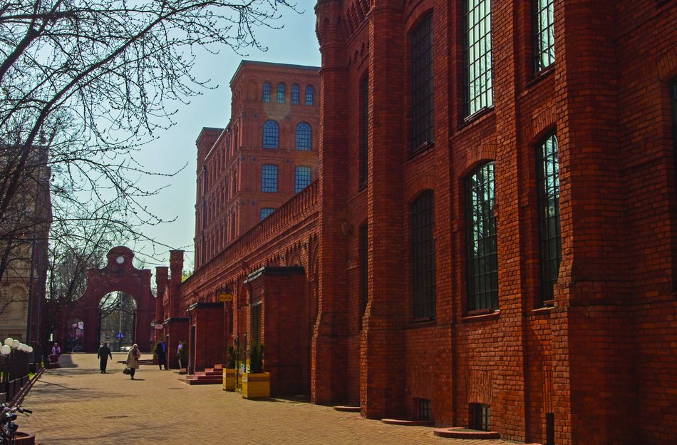 Manufaktura przed i po rewitalizacji