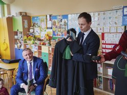 Akcja "Bajeczni Adwokaci" w Przedszkolu Miejskim nr 141 w Łodzi. Adwokaci czytali przedszkolakom książkę o swojej pracy