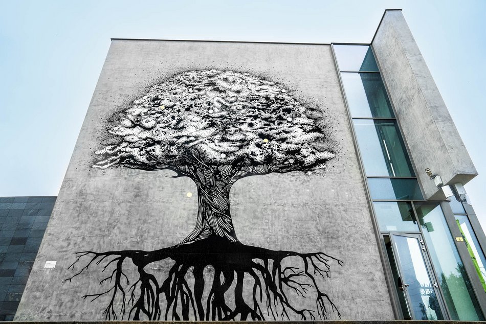 Mural "Drzewo życia" na ścianie Centrum Dialogu w parku Ocalałych