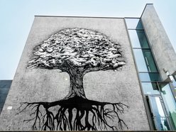 Mural "Drzewo życia" na ścianie Centrum Dialogu w parku Ocalałych