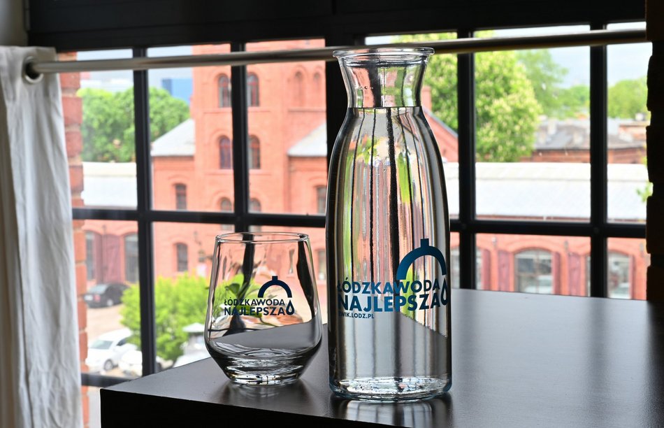 woda z kranu w hotelowych wnętrzach