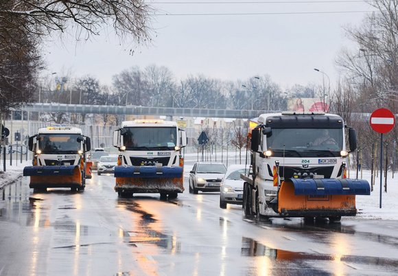 Łódź. Pługopiaskarki wyjechały na ulice Łodzi. Spodziewany przymrozek i szybka reakcja drogowców