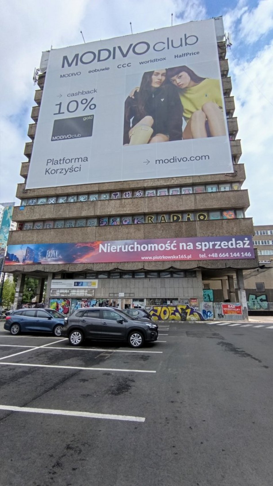 Łódź. Kultowy budynek przy Piotrkowskiej na sprzedaż! Ten 45 metrowy gigant może być twój!