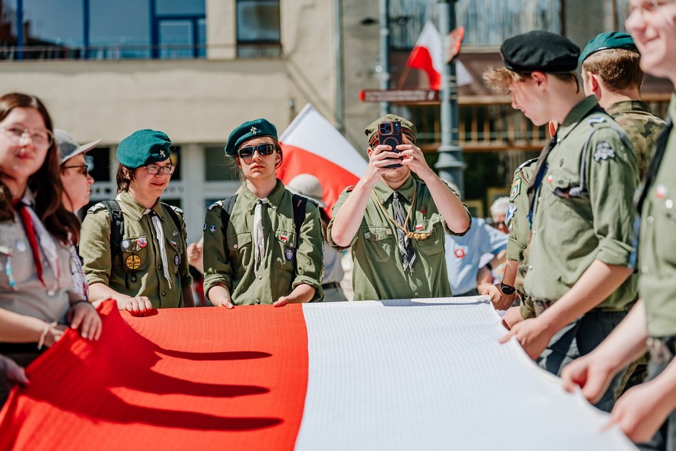 Łódź. Dzień Flagi w Łodzi. Biało-czerwony korowód przeszedł Piotrkowską