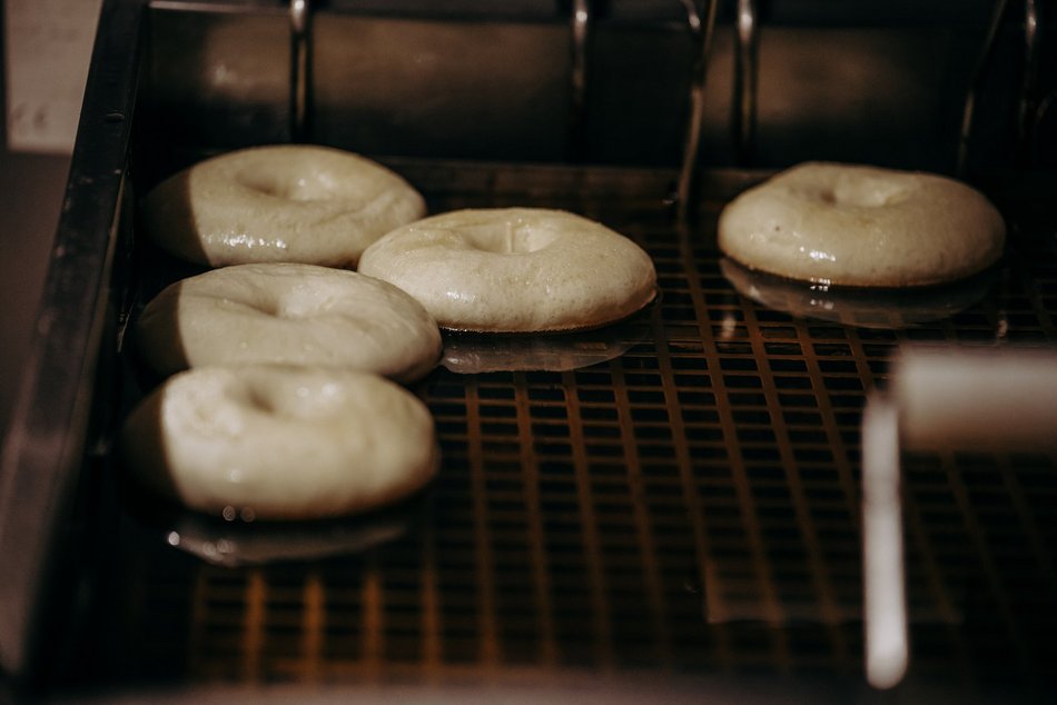 Łódź. Tłusty czwartek w Łodzi od kulis. Tak smaży się 5 tys. pączków w Gorącej Pączkarni!