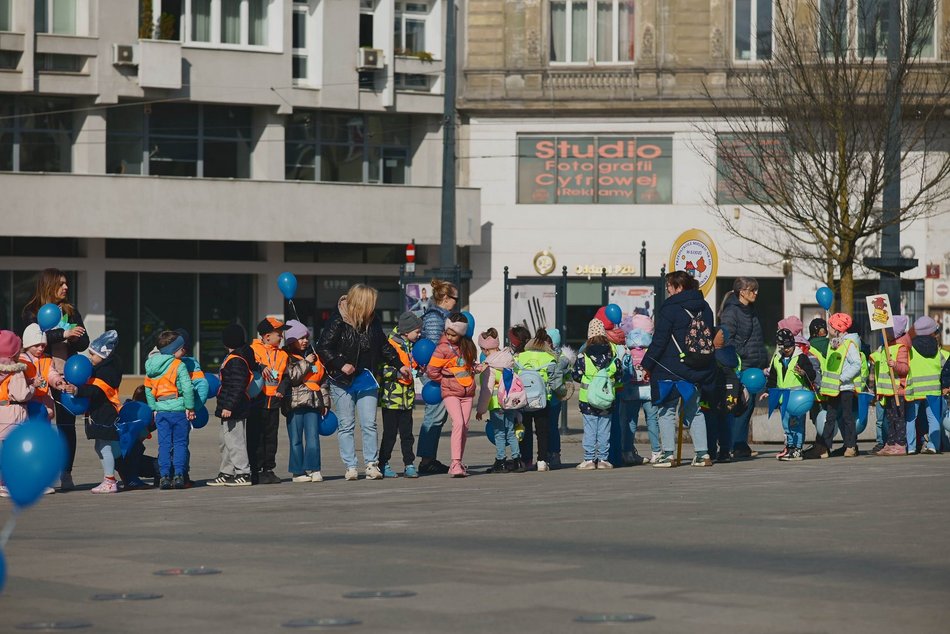 Łódź. Światowy Dzień Autyzmu. Przedszkolaki przemaszerowały Piotrkowską!