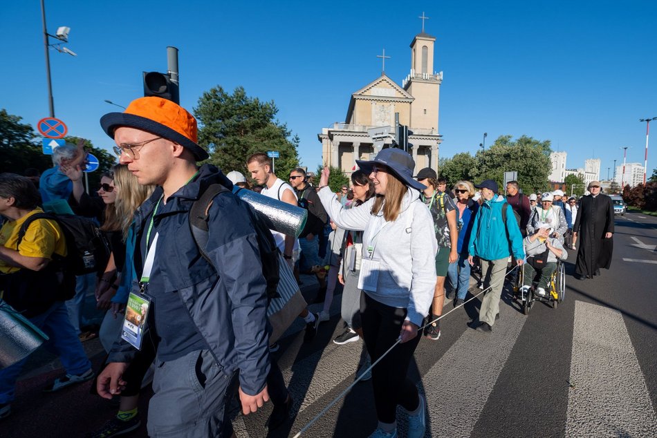 Łódź. Ruszyła 100. Piesza Pielgrzymka Łódzka na Jasną Górę. Maszeruje ponad 200 pątników!