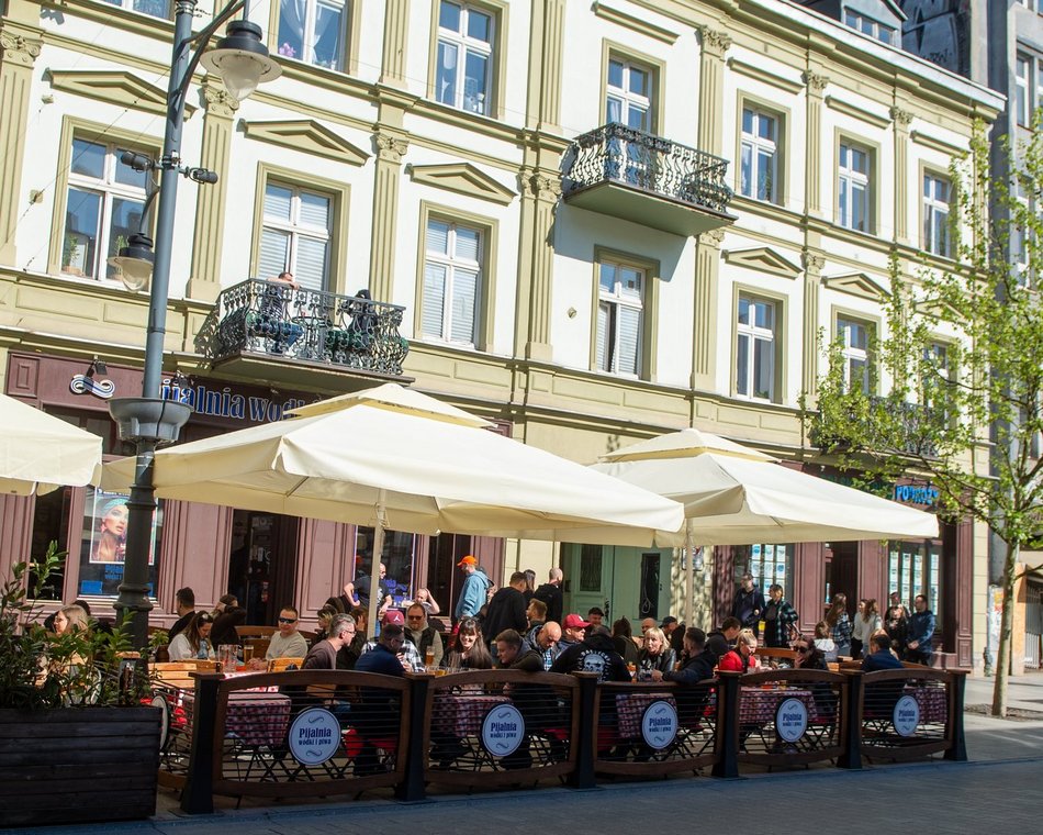 Łódź. Tłumy łodzian w ogródkach na Piotrkowskiej. Tam już czuć majówkę! [ZDJĘCIA]