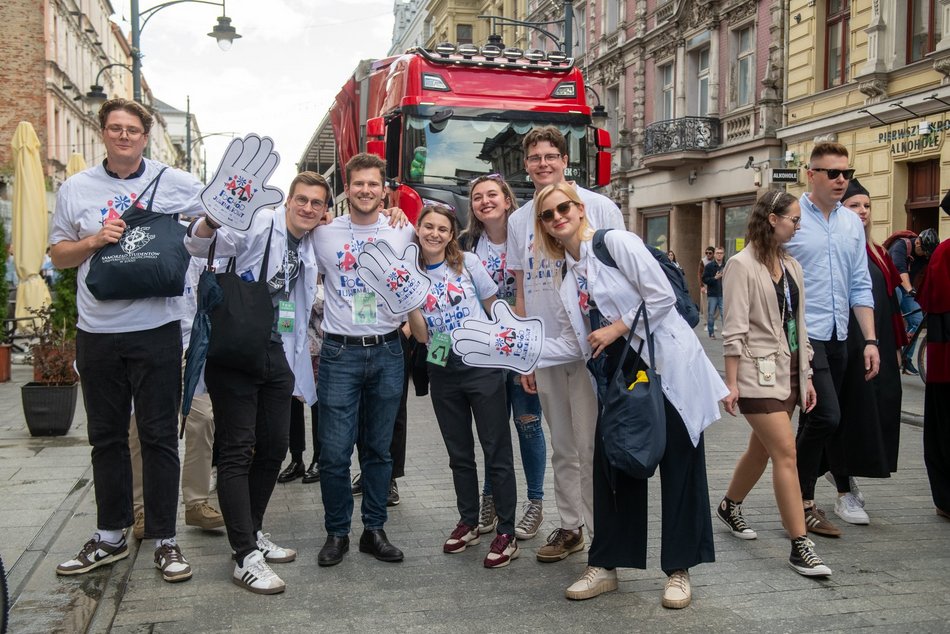 Łódź. Juwenalia 2025 w Łodzi. Kolorowy pochód studentów przeszedł Piotrkowską!