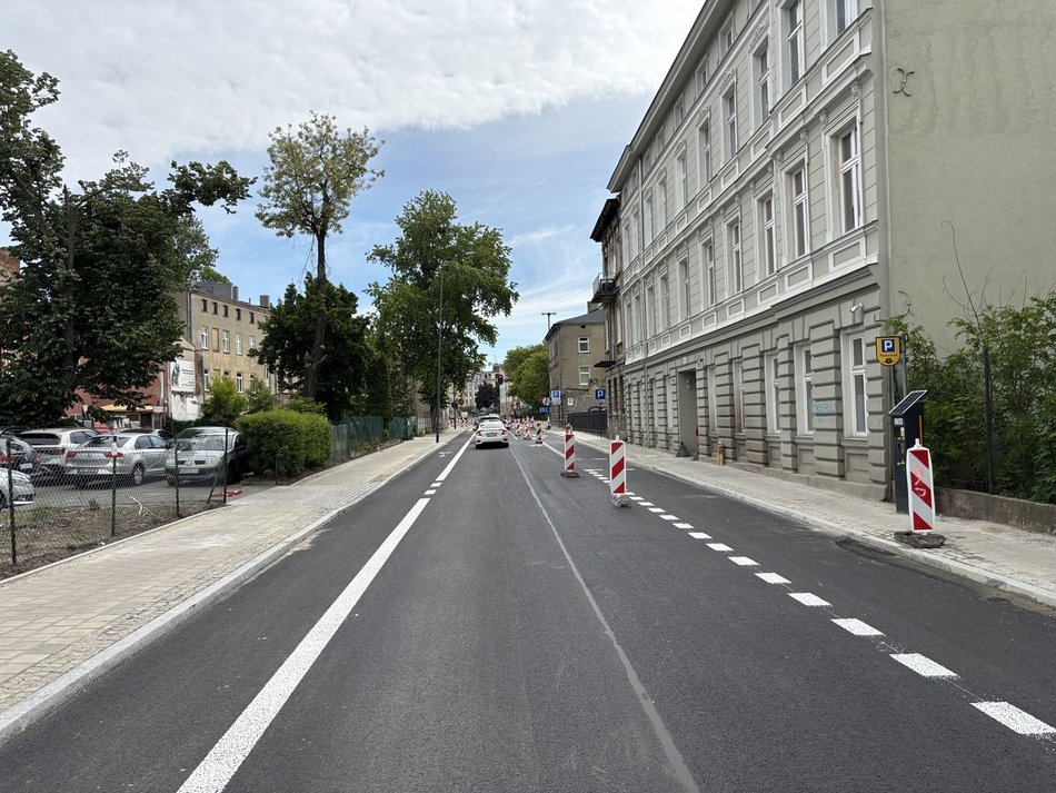 Łódź. Koniec remontu Skłodowskiej-Curie w Łodzi. Nowa jezdnia, chodniki, przystanki i zieleń