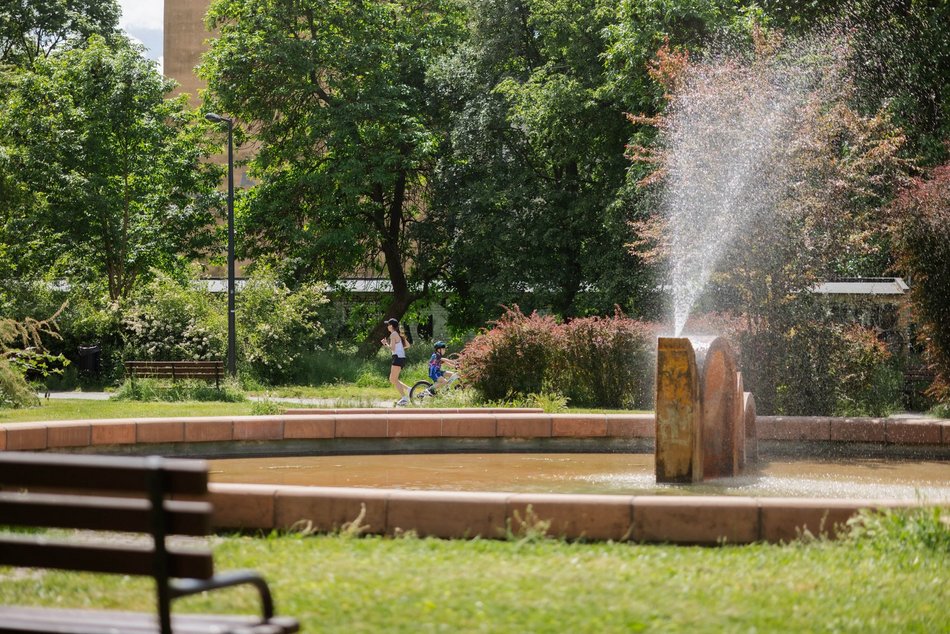 Łódź. Łodzianie spędzają czas wolny w Parku Helenów i Parku Podolskim w Łodzi. Sport i chillout