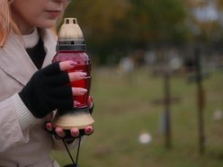 Światełko Pamięci na cmentarzu przy Zakładowej w Łodzi. Wolontariusze zapalili znicze