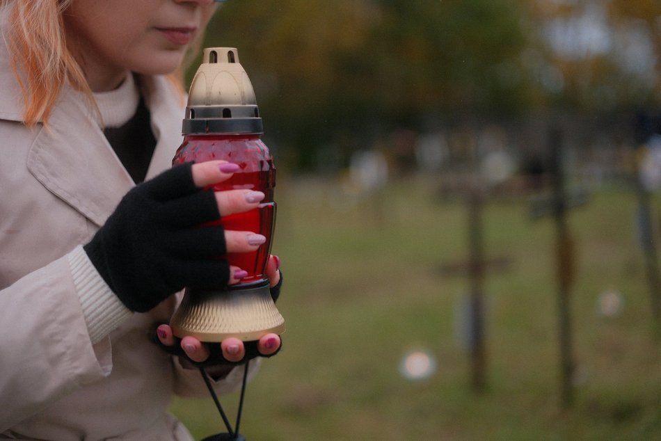Światełko Pamięci na cmentarzu przy Zakładowej w Łodzi. Wolontariusze zapalili znicze