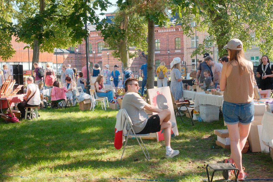 Łódź. Targ Staroci na Księżym Młynie w Łodzi. Unikatowe przedmioty, ceramika, biżuteria i tłumy łodzian